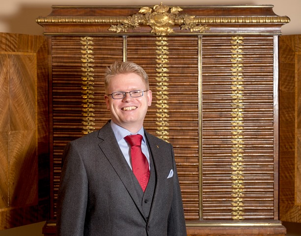 Hendrik Mäkeler guidar på Uppsala universitets myntkabinett